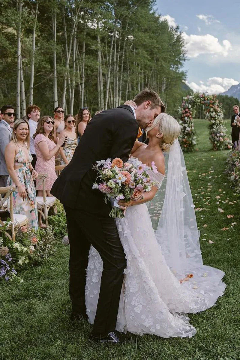 Vestidos de novia de tul con hombros descubiertos y corte A